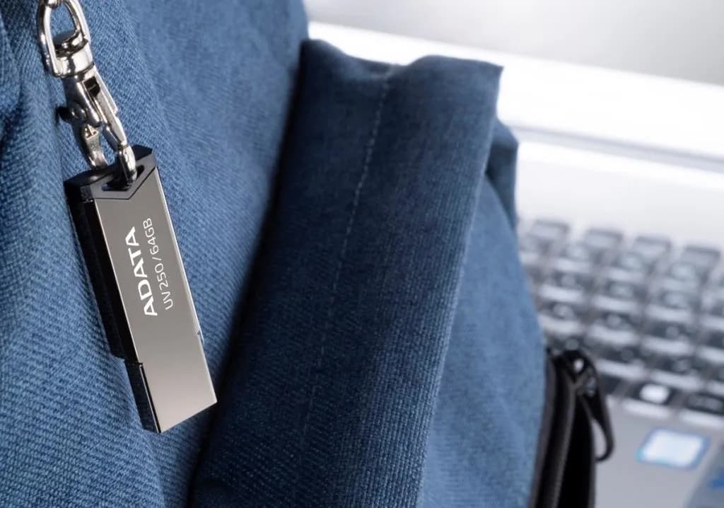 MEMORIA USB ADATA AUV250-32G-RBK 32GB PLATA 2.0 7