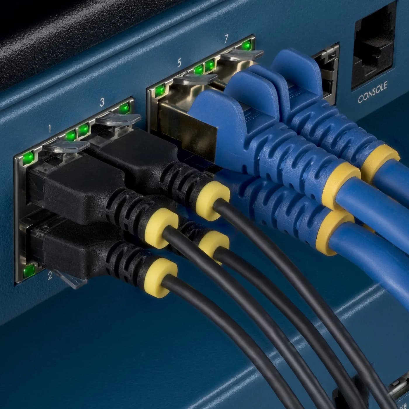StarTech.com Cable Ethernet CAT6a Ultra Delgado de 15cm Negro - Cable  7