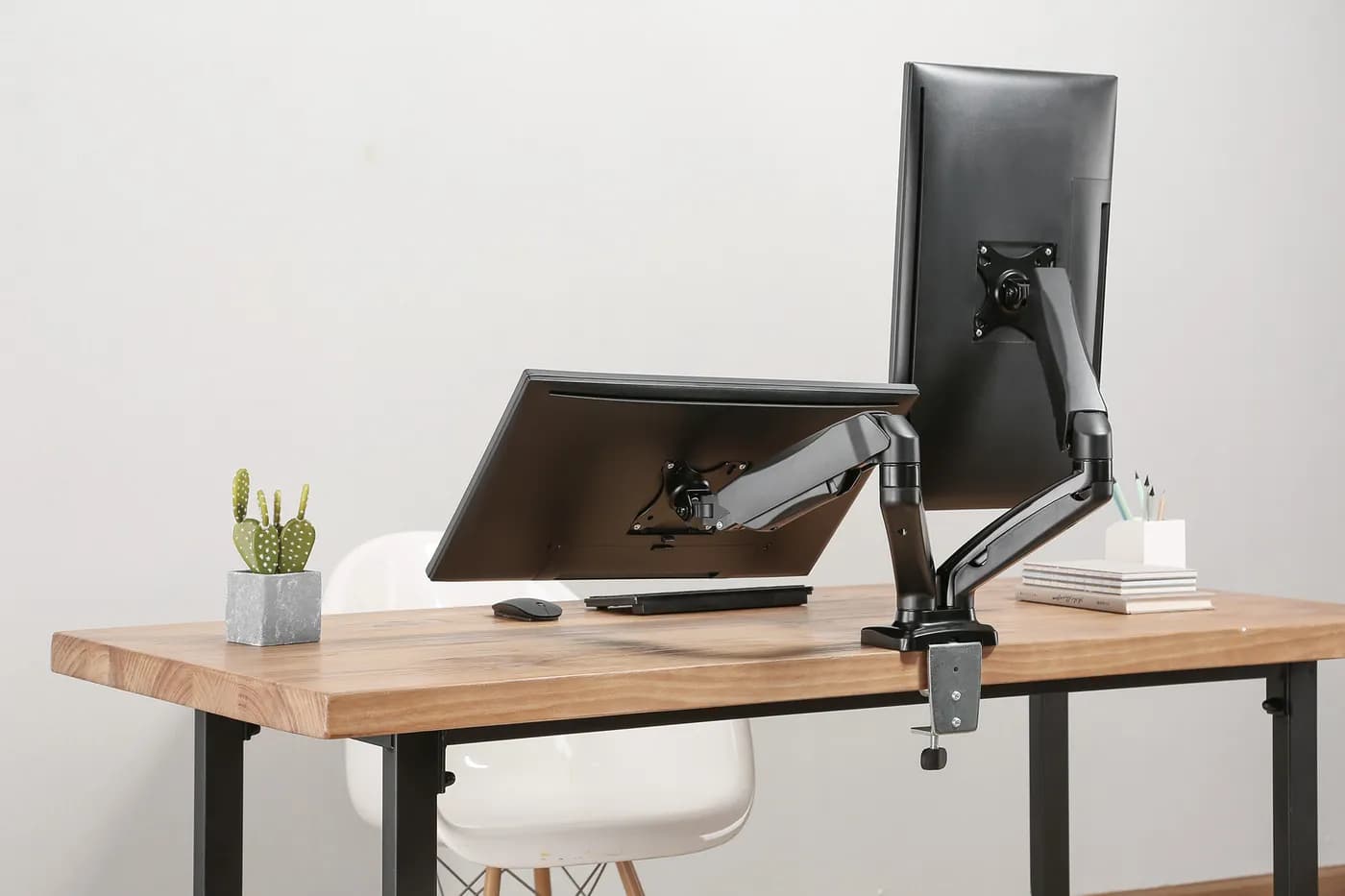 Manhattan Los brazos articulados sujetan dos monitores de 17" a 32" de 12