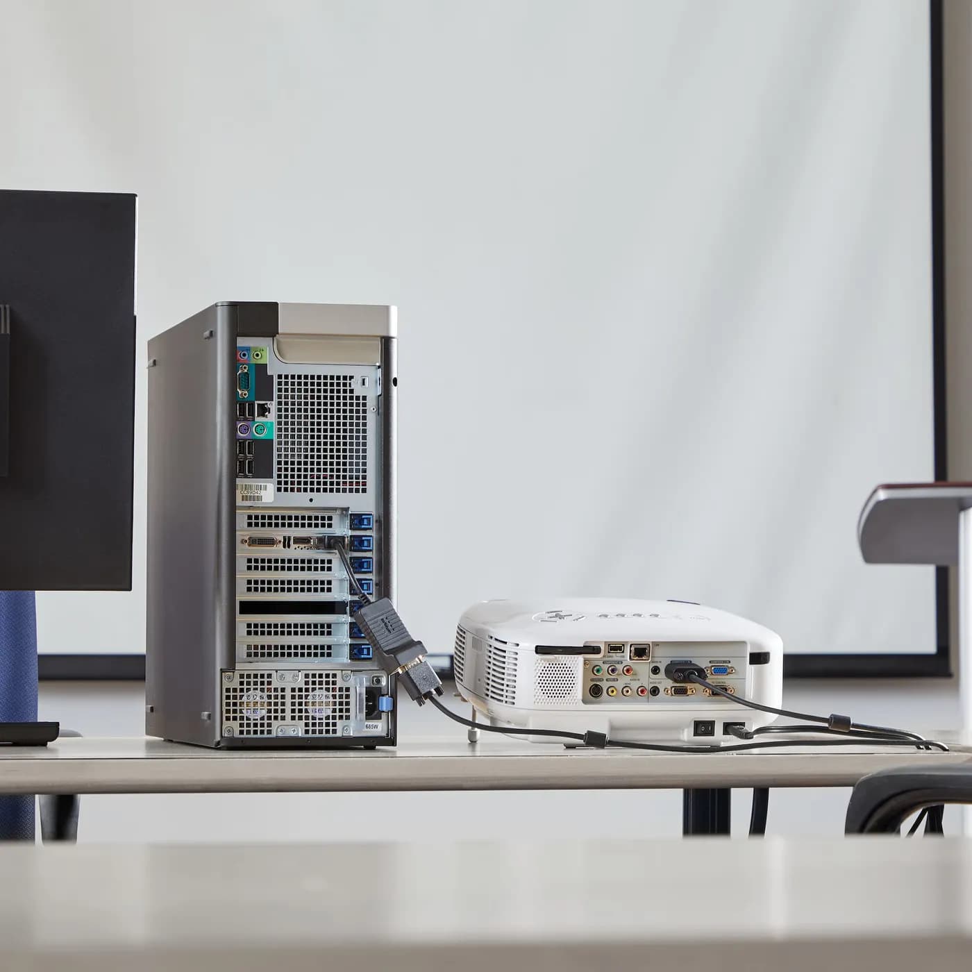 StarTech.com Adaptador Convertidor de Video Activo DisplayPort a VGA - 4