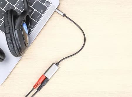 Manhattan Adaptador Auxiliar en “Y” de un Plug a 2 salidas 3.5 mm 6