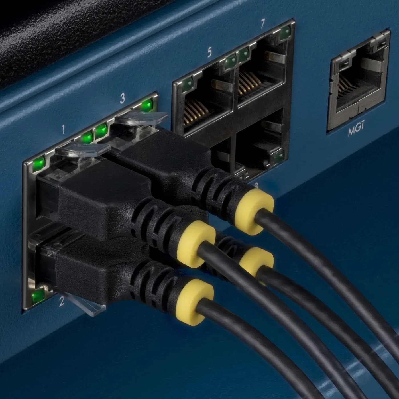 StarTech.com Cable Ethernet CAT6a Ultra Delgado de 15cm Negro - Cable  6
