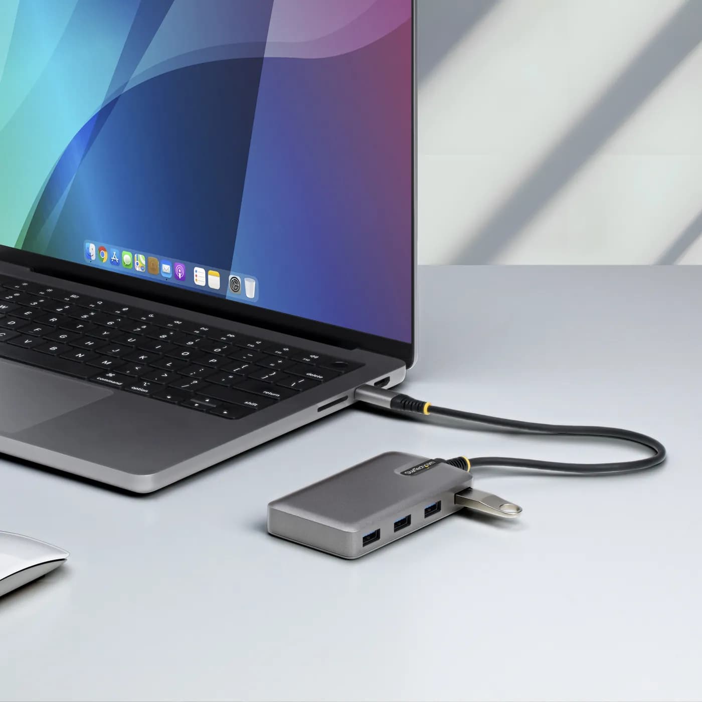 StarTech.com Hub USB de 4 Puertos USBA - USB 3.0 de 5Gbps - Alimentado 7